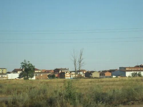 Landschaft mit Häusern und Feldern in Santa María del Páramo.