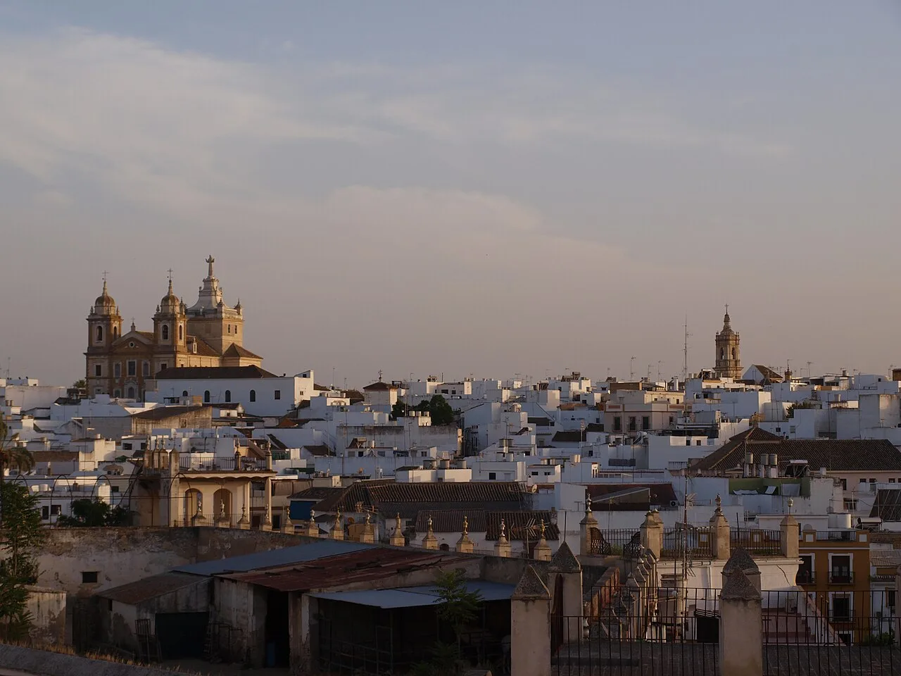 Blick auf Marchena mit Kirchen und weißen Dächern.