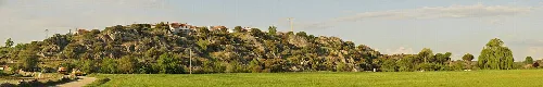 Panoramischer Blick auf Juzbado vom Flussufer im Frühling.