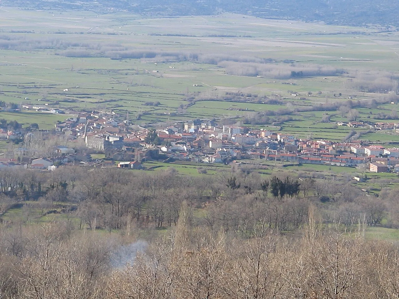 Panoramic view of Piedrahíta with buildings and nature.