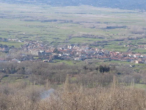 Panoramablick auf Piedrahíta mit Gebäuden und Natur.