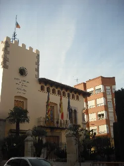 Gemeinschaftshaus mit Turm und Flaggen in Moncada.