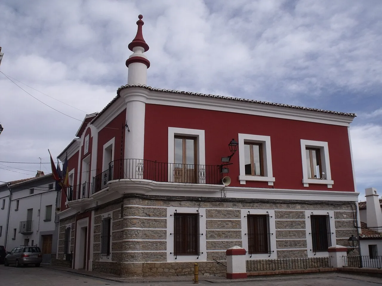 Rathaus mit roter Fassade und Eckturm in Teresa.
