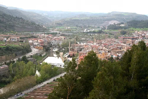 Panoramablick auf Sallent vom Schloss, mit Fluss und Häusern im Tal.