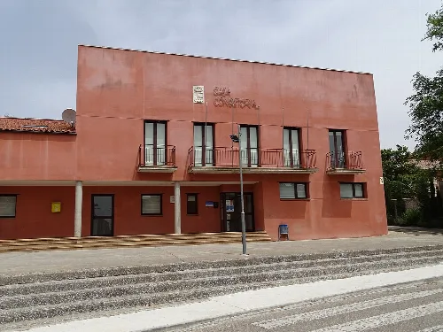 Edificio del ayuntamiento de Geria con fachada de color terracota y balcones.