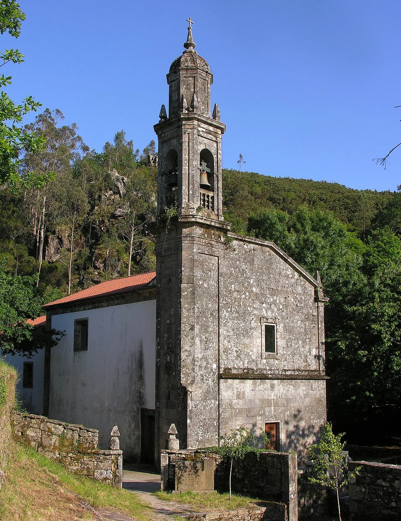 Alte Kirche mit Glockenturm in Lousame, Galicien.