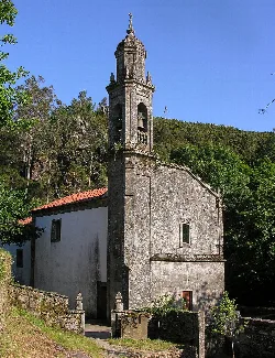 Alte Kirche mit Glockenturm in Lousame, Galicien.