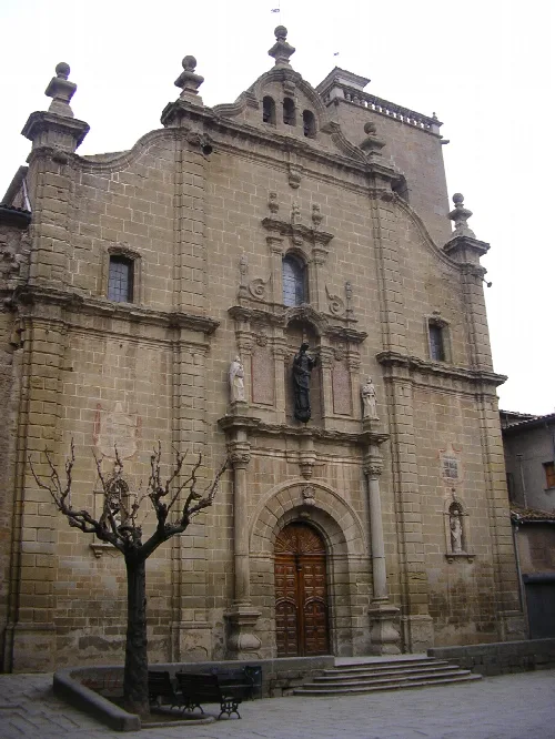Steinfassade der Santa Maria Kirche in Guissona mit religiösen Skulpturen.