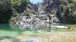 Grünes Wasser und Felsen am Pou dels Cavalls im Pou Clar Gebiet.