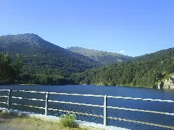 Aussicht auf Tal und Berge vom Staudamm in El Espinar.