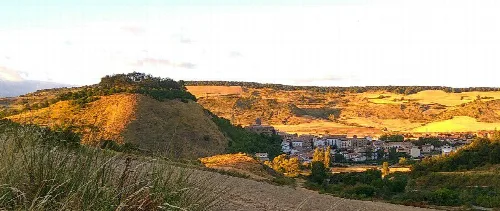 Paisaje rural con casas blancas y colinas en Elo, Navarra.