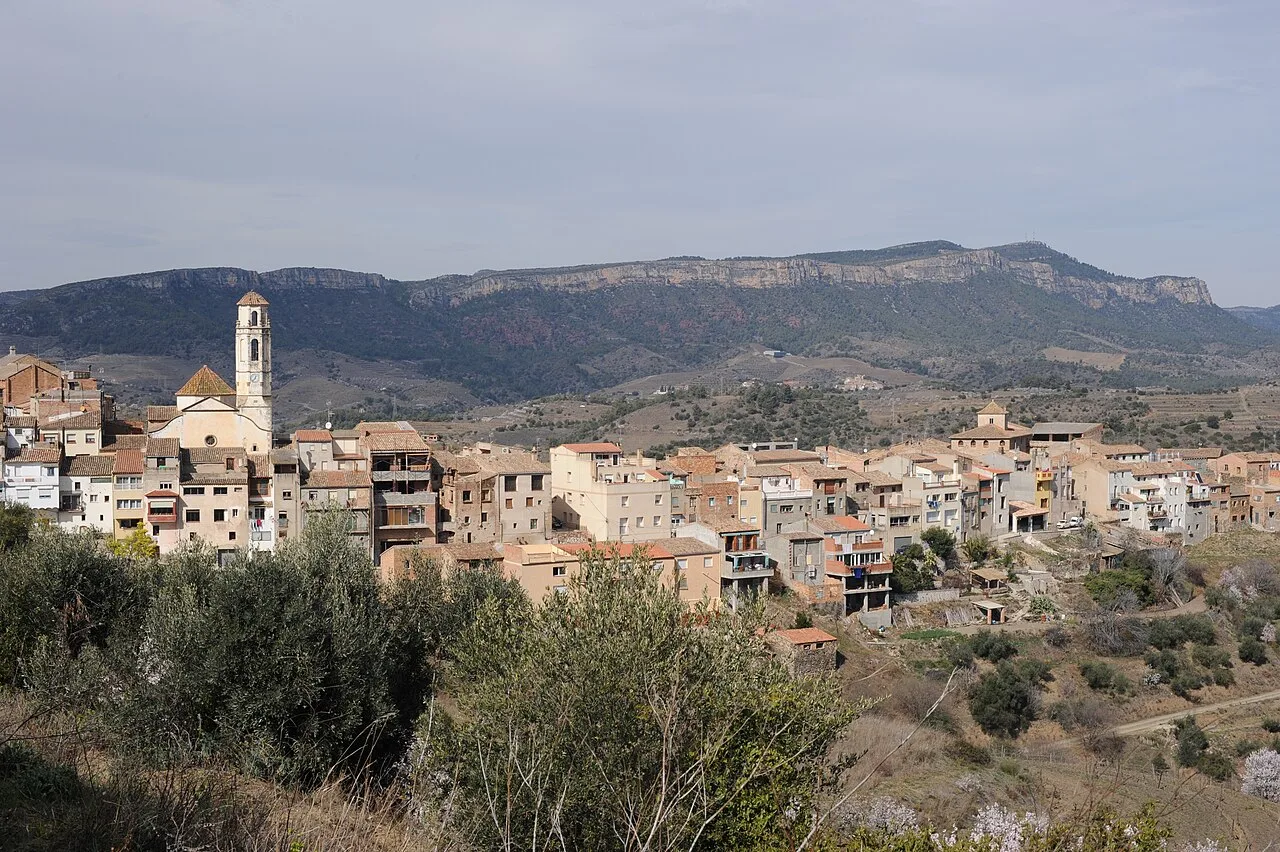 Paisaje de Bellmunt del Priorat con casas y montañas.