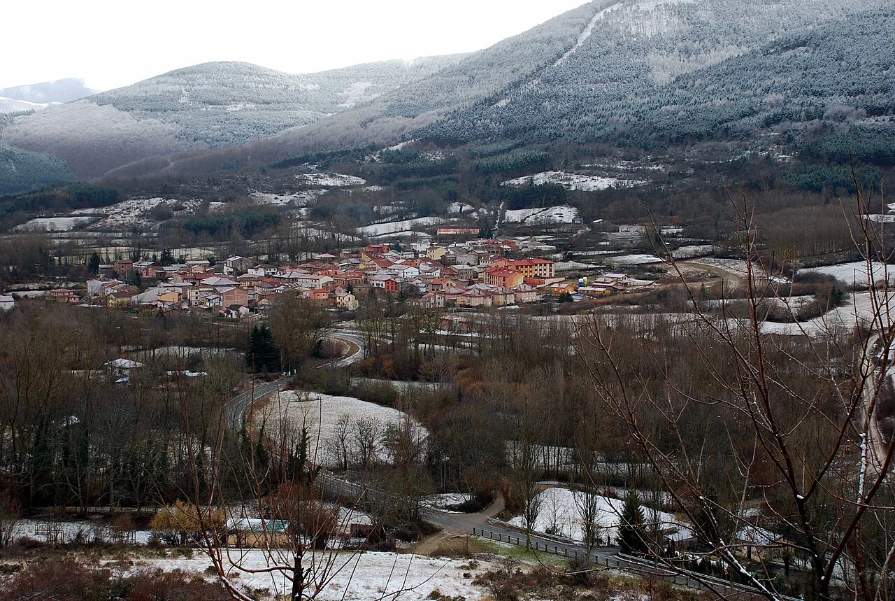 Blick auf Valgañón mit Schnee und Bergen im Hintergrund.