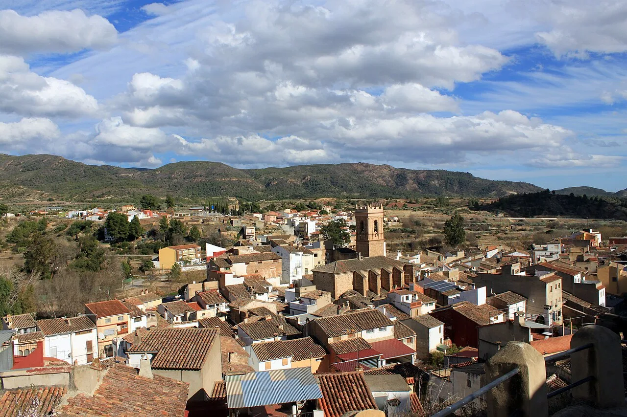 Panoramic view of Calles with houses and mountains in the background.