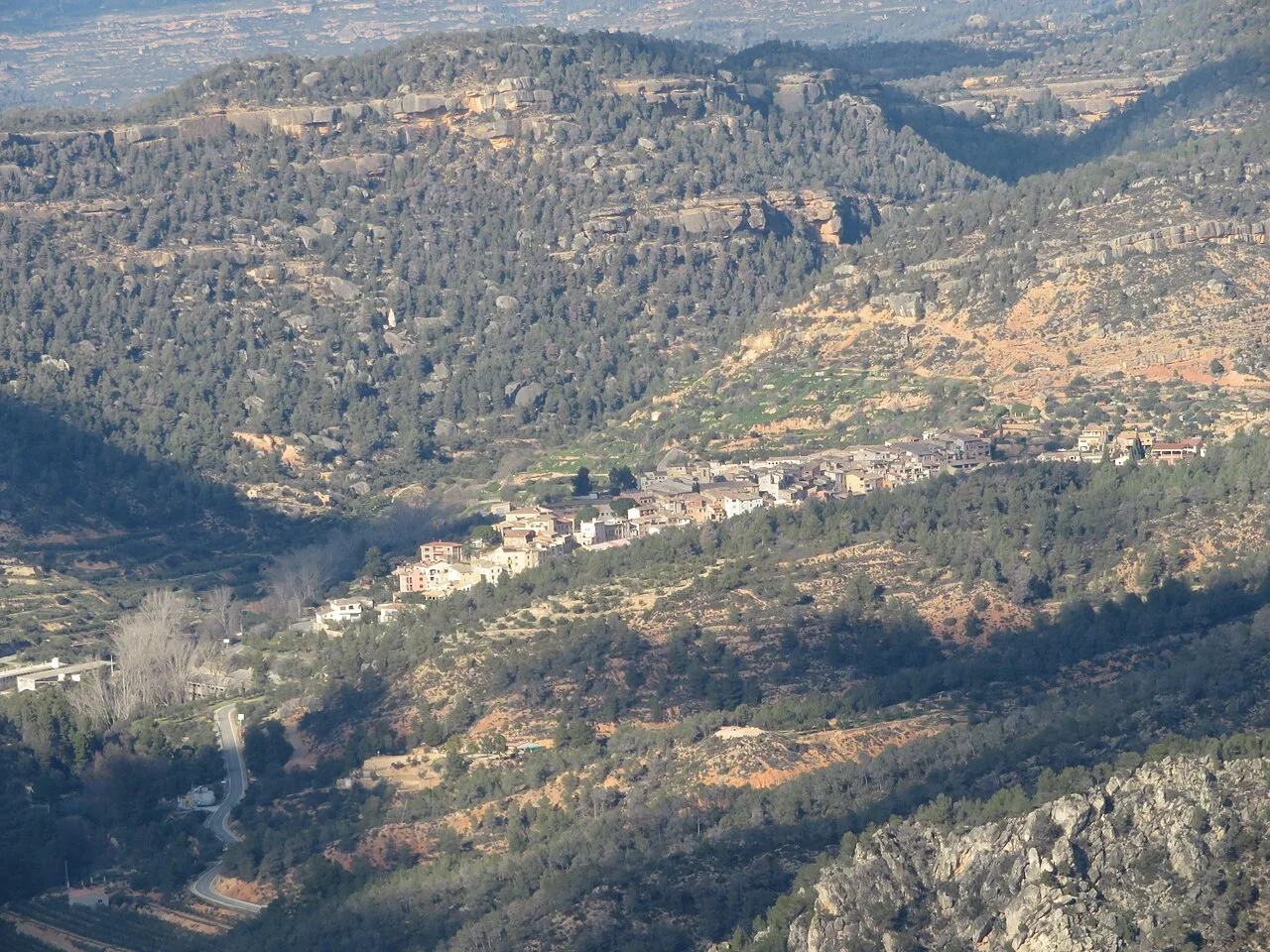 Berglandschaft mit verstreuten Häusern in Cabaçes, Tarragona.