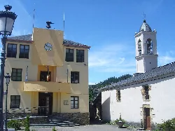 Edificio del ayuntamiento y iglesia en Santa Eulalia de Oscos.