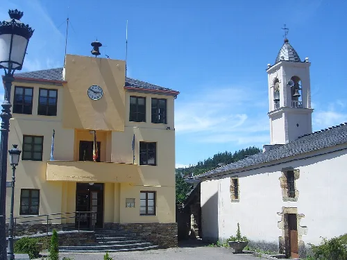 Edificio del ayuntamiento y iglesia en Santa Eulalia de Oscos.