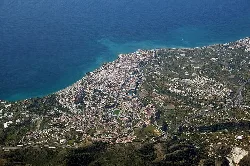 Vista aérea de Nerja con playas y urbanizaciones junto al mar.