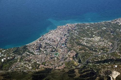 Luftaufnahme von Nerja mit Stränden und Siedlungen am Meer.