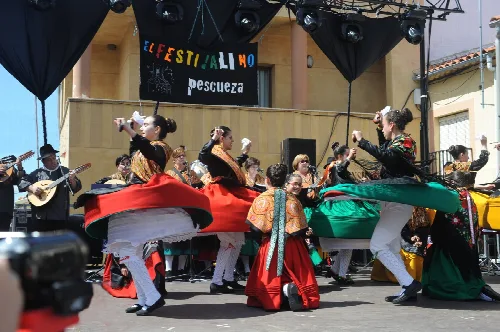 Tänzerinnen in traditionellen Kostümen auf der Bühne in Pescueza.