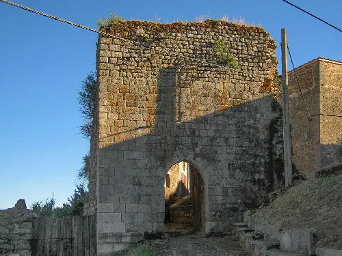 Steintor mit Bogen in Monleón, Salamanca, mit alter Mauer und Struktur.