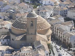 Kirche von Montefrío mit großer Kuppel und umliegenden Gebäuden.
