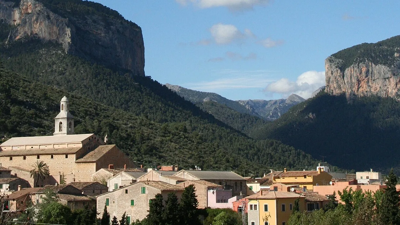 Vista del pueblo de Alaró con montañas y casas.