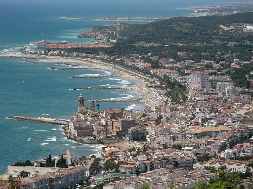 Luftaufnahme von Sitges mit Strand, Hafen und Gebäuden in Barcelona.
