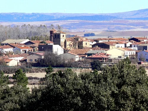 Häuser und eine Kirche in Cubo de la Solana, Soria.