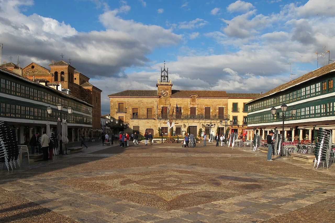 Plaza con edificios antiguos y personas paseando en Almagro, Ciudad Real.