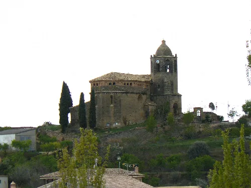 Kirche mit Turm und Kuppel auf dem Hügel in Bierge, Huesca.