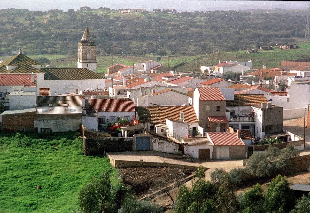 Vista de casas blancas y una iglesia con torre en El Granado.