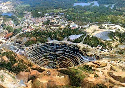 Luftaufnahme der Río Tinto Minen mit Terrassen und Bergbaumaschinen.