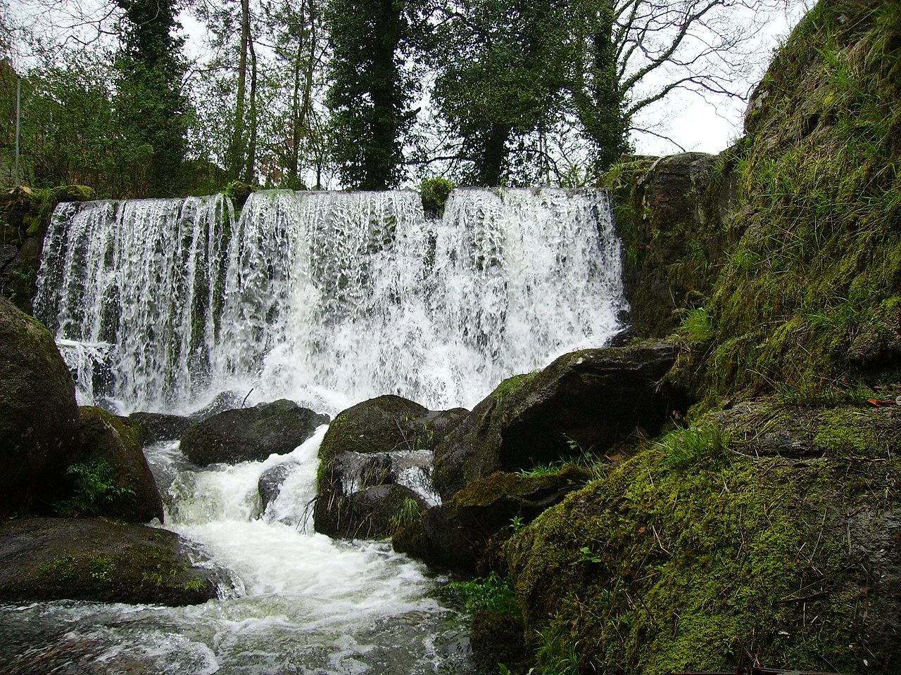 Fareixa do río Anllons ao pasar pola presa do muíño. Cerceda - A Coruña