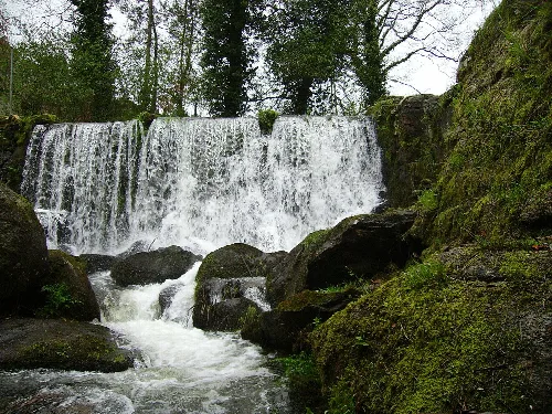 Fareixa do río Anllons ao pasar pola presa do muíño. Cerceda - A Coruña