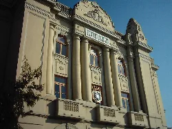 Fassade eines Theaters mit Säulen und dekorativen Details in Carmona.