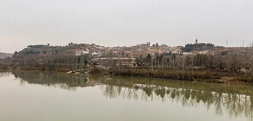 View of the river and the town of Escatrón in the background.