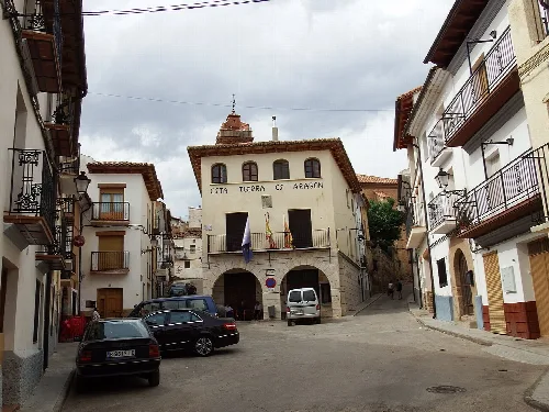 Gebäude in San Agustín, Teruel, mit dem Satz "Dieses Land ist Aragón" an der Fassade.