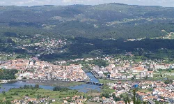 Panoramic view of Noia with river and city buildings.