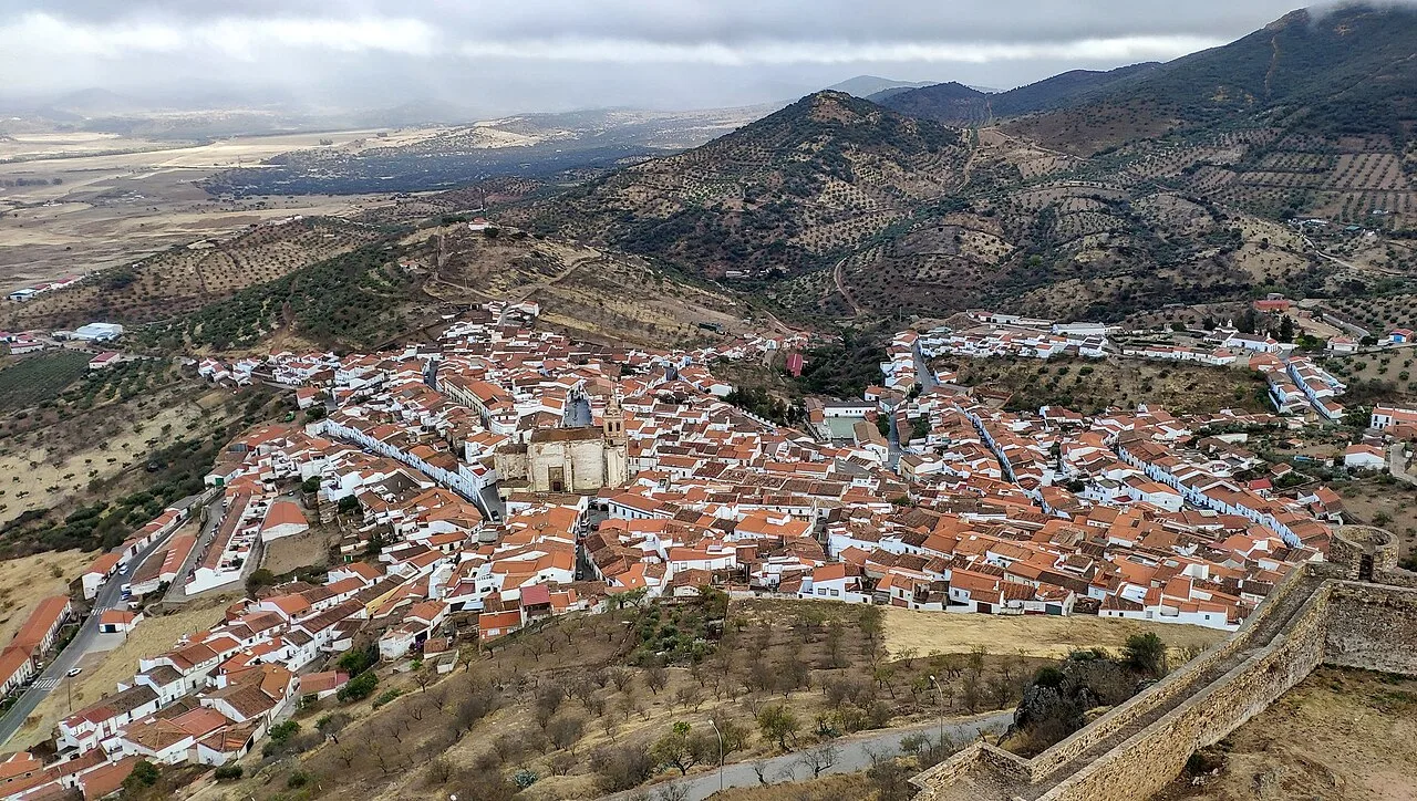Vista aérea de Feria, Badajoz, desde el castillo, con calles y tejados rojos.