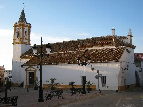 Kirche San Vicente Mártir in Lucena del Puerto, mit Turm und weißer Fassade.