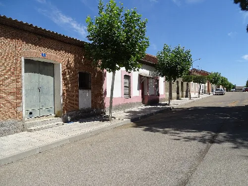 Municipio de La Zarza (Valladolid, España). Urbanismo; una calle con arquitectura popular.