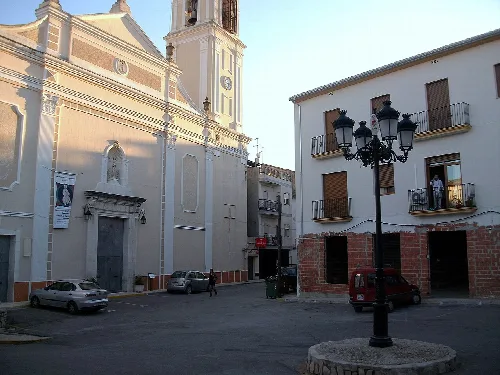 Platz mit Kirche und Straßenlampe in Llutxent, Valencia.