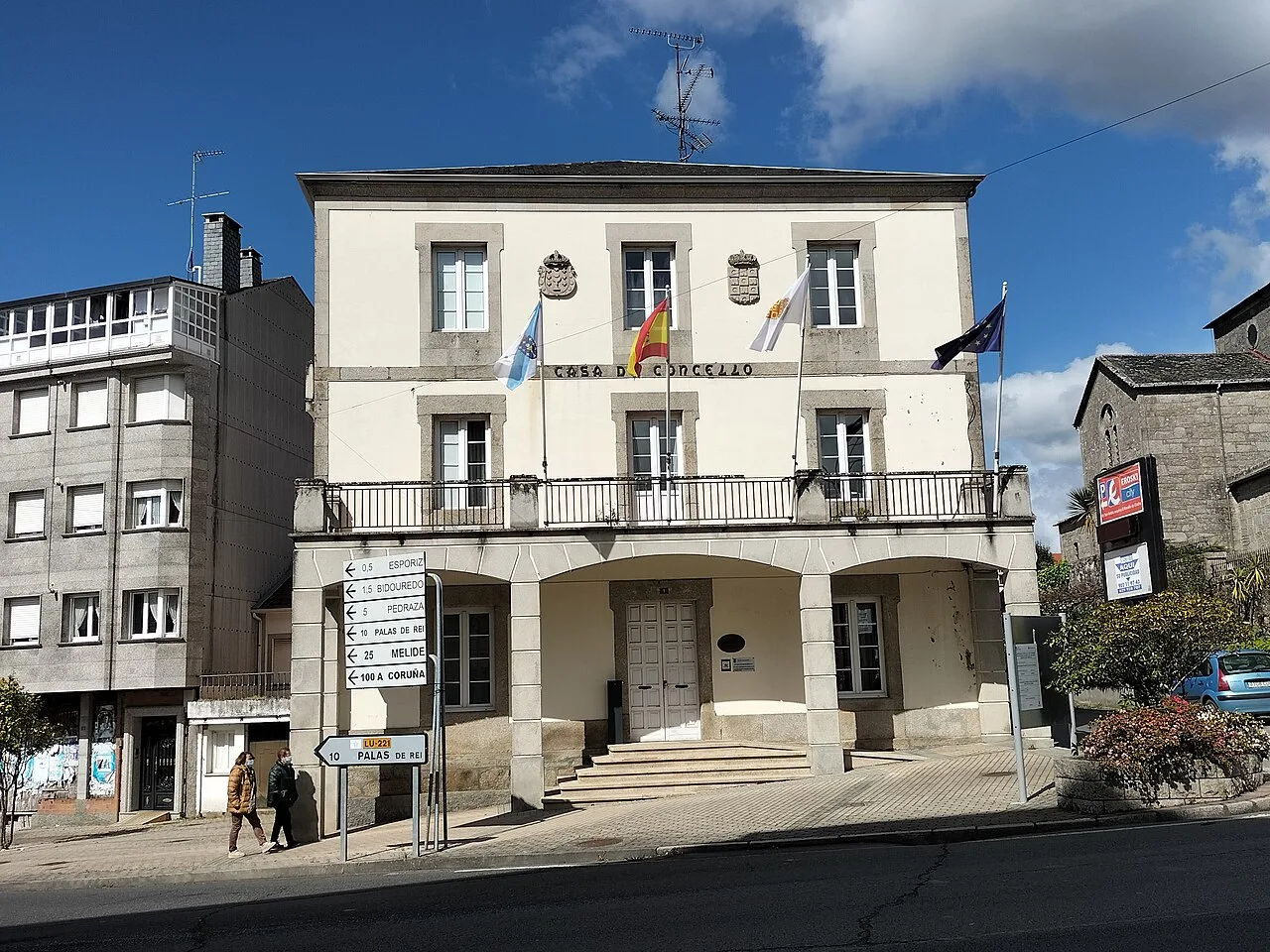 Edificio de la casa consistorial de Monterroso con banderas en la fachada.