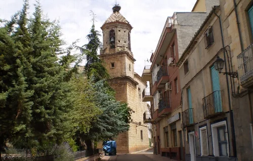 Vista de la plaza y la torre de la Iglesia de San Juan Bautista, en Navas de San Juan, Jaén, España.
