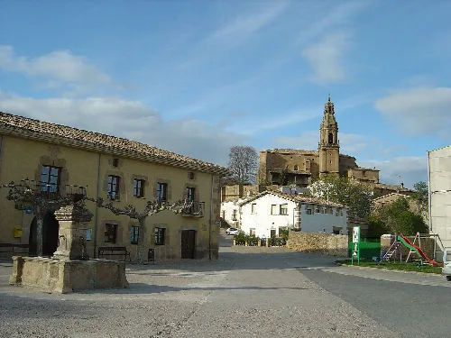 Square in Arellano with fountain and old buildings.