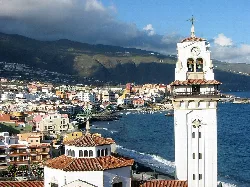 Vista de la basílica y la ciudad de Candelaria junto al mar y las montañas.