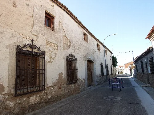 Straße mit alten Wänden und eisernen Fensterläden in Ajofrín.