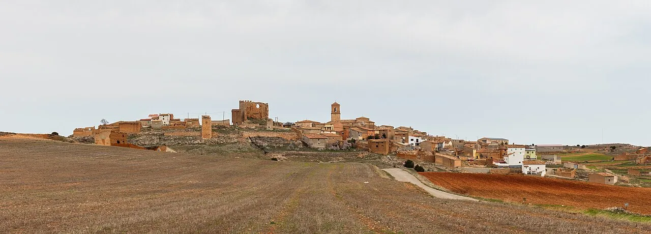 Panoramablick auf ein ländliches Dorf mit Steinhäusern in einer Landschaft.