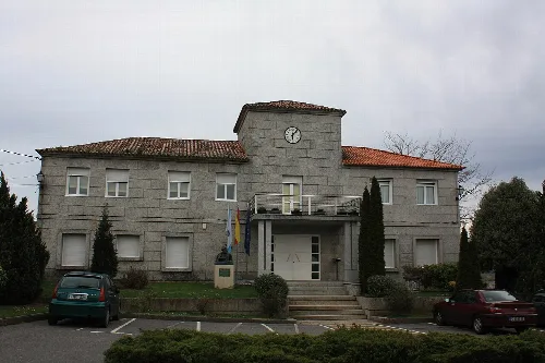 Rathaus von Ribadumia in Barrantes mit Flaggen und Bäumen.